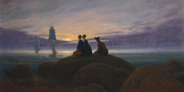 Auf dem Bild ist das Gemälde "Mondaufgang am Meer" von Caspar david Friedrich zu sehen. Im Vordergrund des Bildes sind mehrere große Felsen zu erkennen, auf denen drei Personen sitzen, die aufs meer schauen. Im Hintergrund sieht man Segelboote und den aufgehenden Mond. 