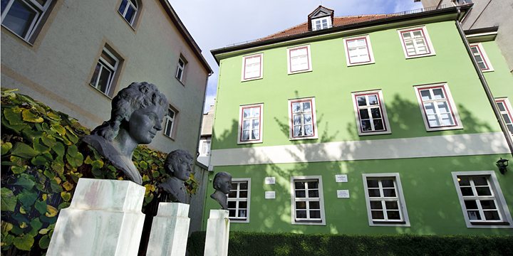 Auf dem Foto ist die Rückseite des Romantikerhauses mit den Büsten der Schlegels zu sehen.  