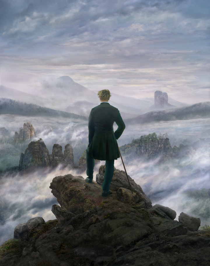 Das Bild zeigt ein Werk des Künstlers Hiroyuki Masuyma. Zu sehen ist ein Mann im Frack von hinten, der auf einem Feslen steht und in eine im Nebel liegende Landschaft blickt. 