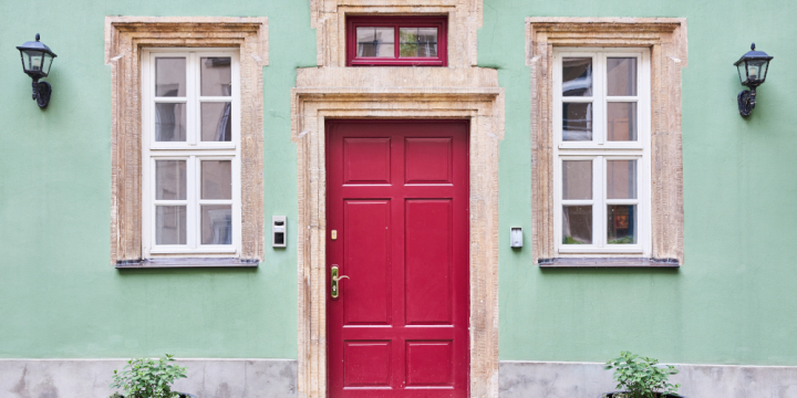 Zu sehen ist die Eingangstür des Romantikerhauses Jena.