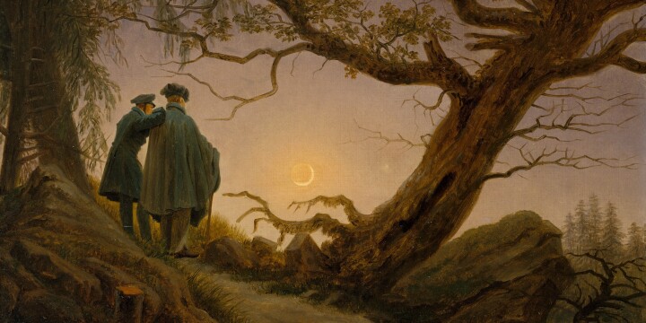 Auf dem Bild ist ein Gemälde des Romantikers Caspar David Friedrich zu sehen. Auf der linken Seite kann man zwei Männer von hinten erkennen, die auf einem Hügel stehen und in Richtung des hell scheinenden Mondes blicken. 