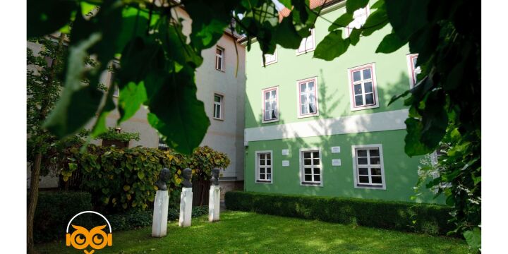 Auf dem Foto ist die gartenseite des Romantikerhauses mit den Büsten von August Wilhelm, Caroline und Friedrich Schlegel zu sehen. 